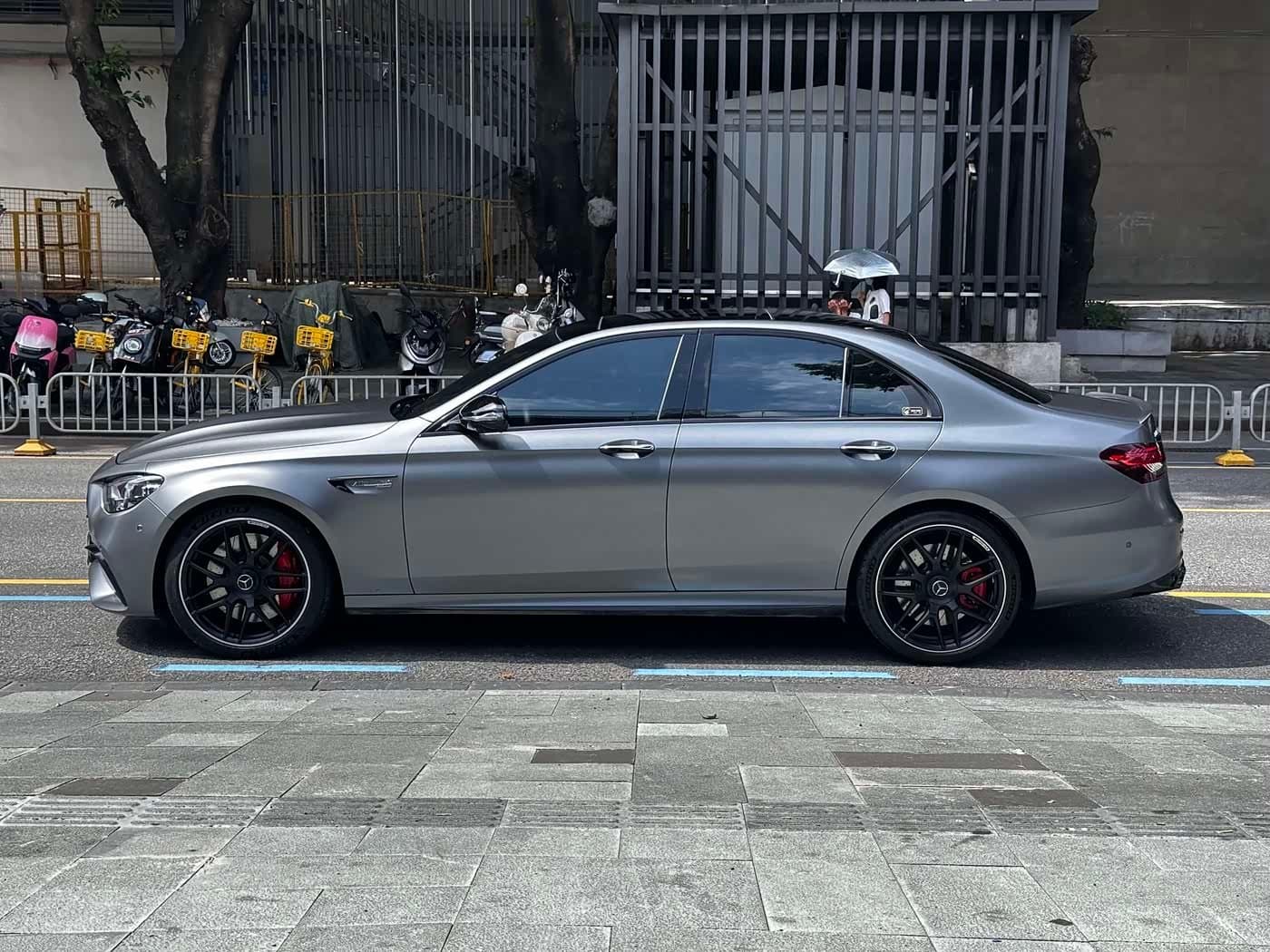 2021 Mercedes-Benz E-Class AMG 银灰色, 61,000 km, China export – photo 3
