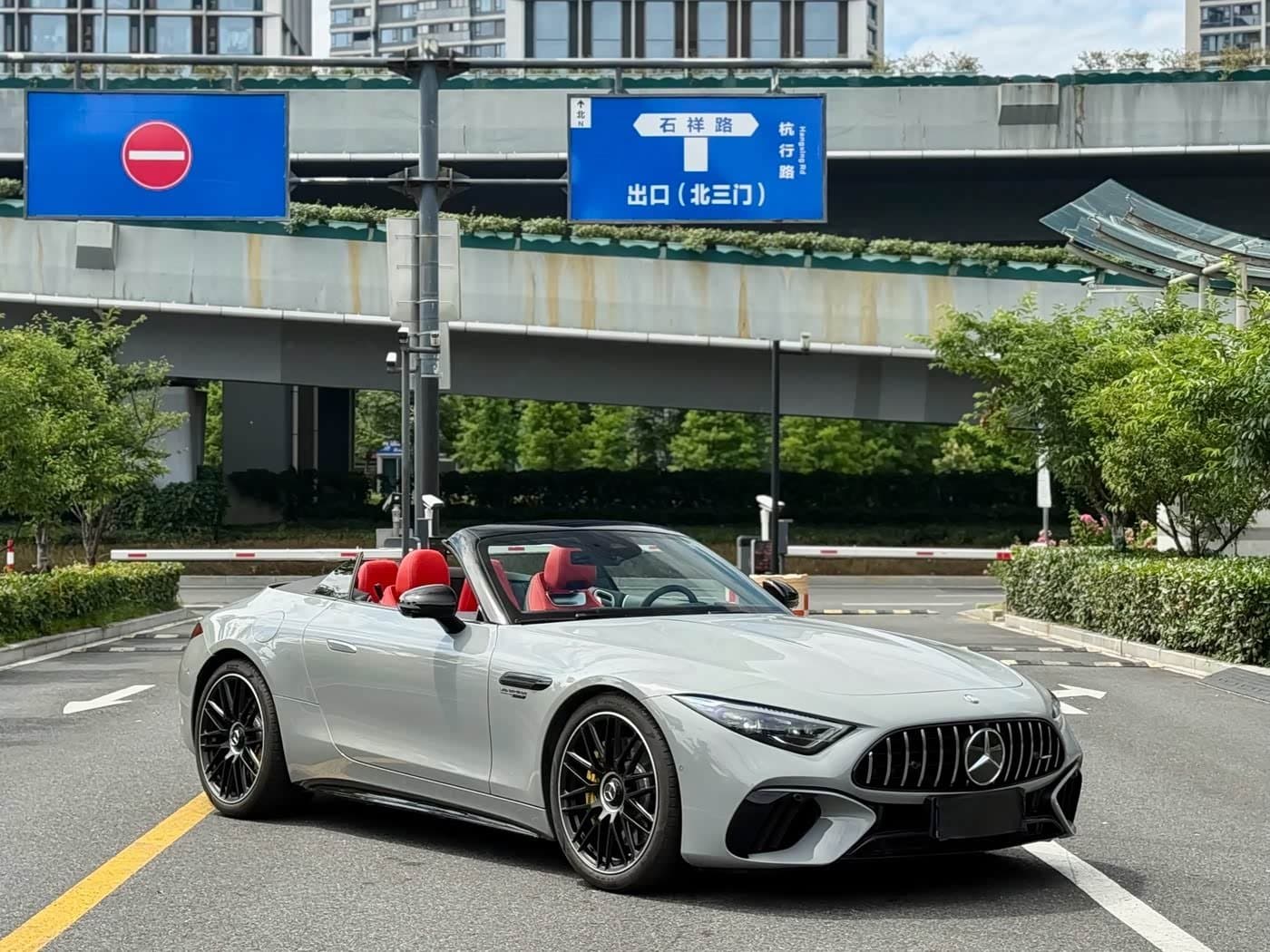2023 Mercedes-Benz SL-Class AMG 银灰色, 6,900 km, China export – photo 2