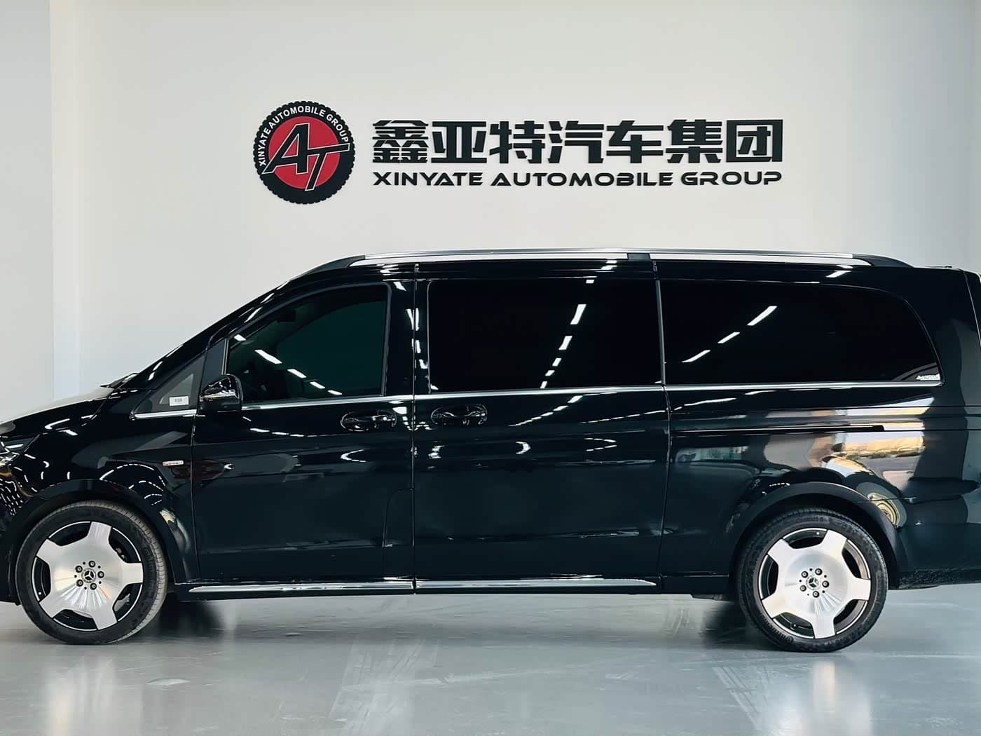 2024 Mercedes-Benz V-Class Black, 28,000 km, China export – photo 4