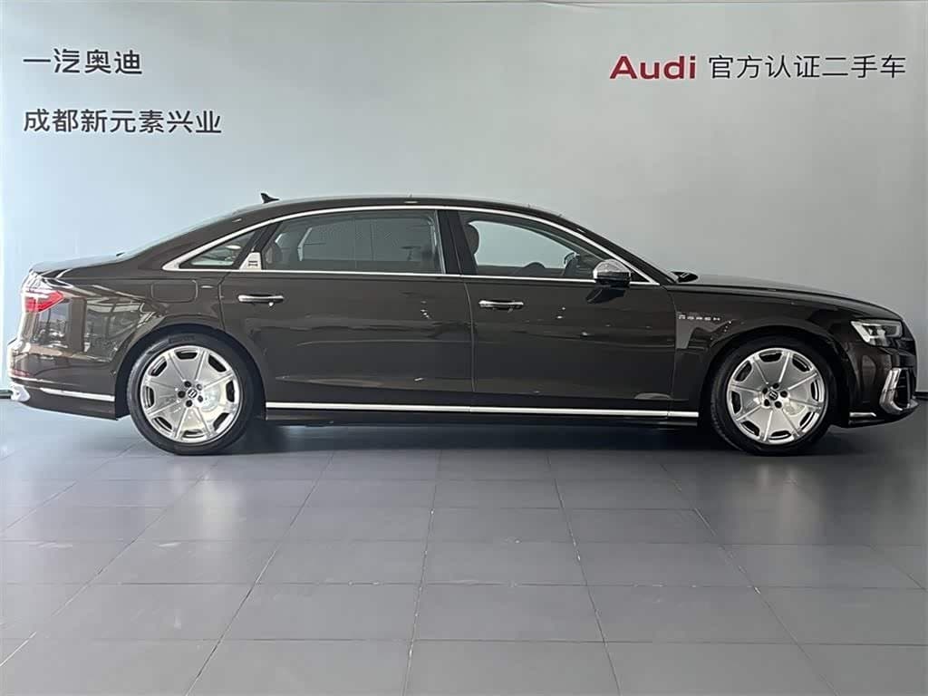 2024 Audi A8 Champagne, 6,300 km, China export – photo 3