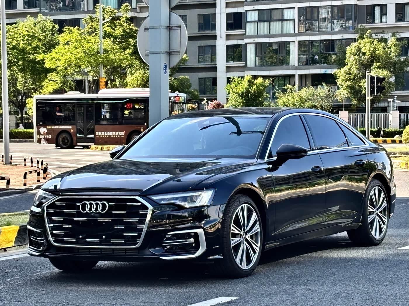 2025 Audi A6L Black, 8,000 km, China export – photo 1