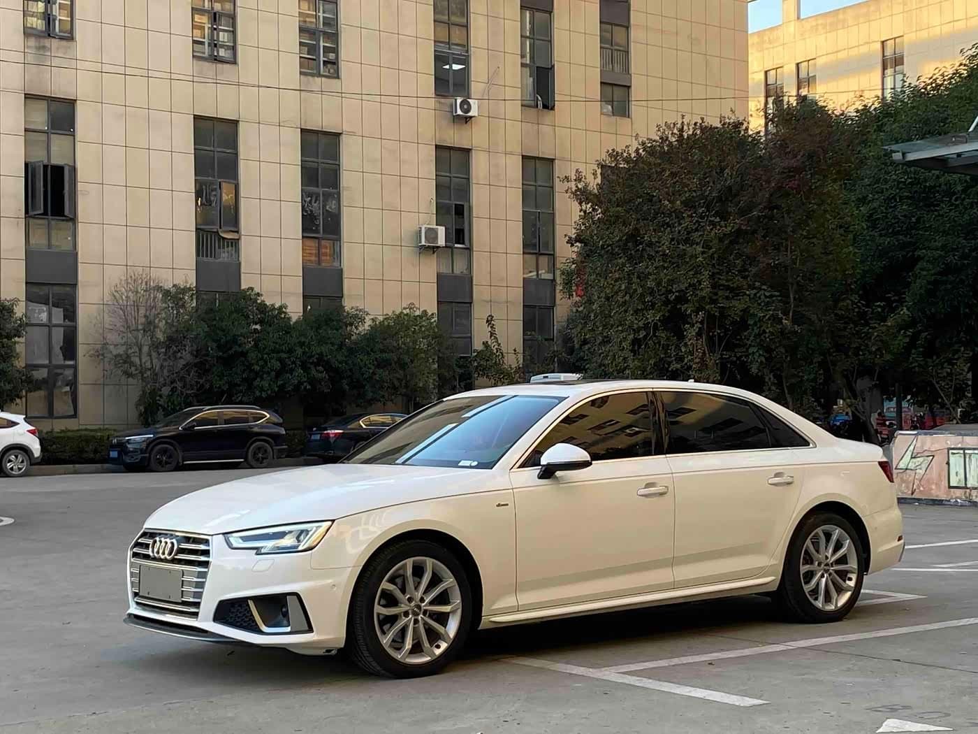 2018 Audi A4L White, 73,000 km, China export – photo 1