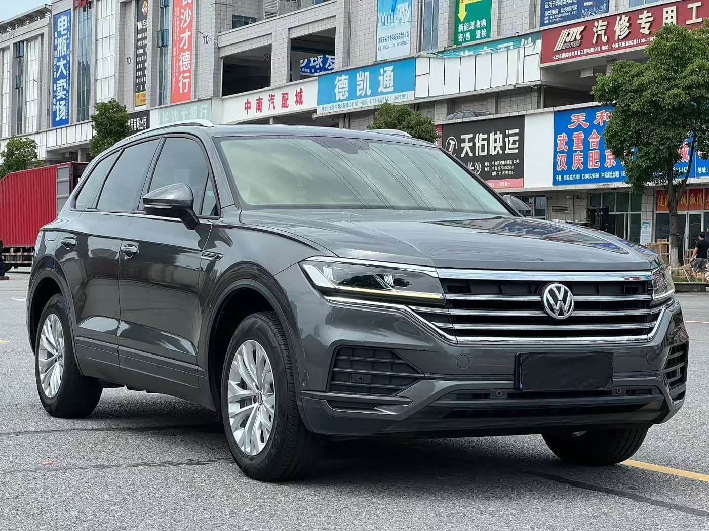 2019 Volkswagen Touareg 银灰色, 77,000 km, China export – photo 3