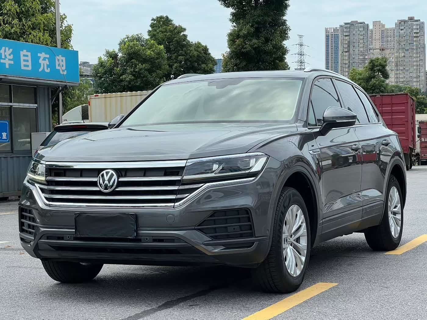 2019 Volkswagen Touareg 银灰色, 77,000 km, China export – photo 1