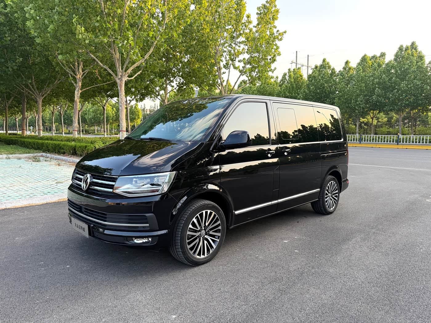 2019 Volkswagen Multivan Black, 11,000 km, China export – photo 1