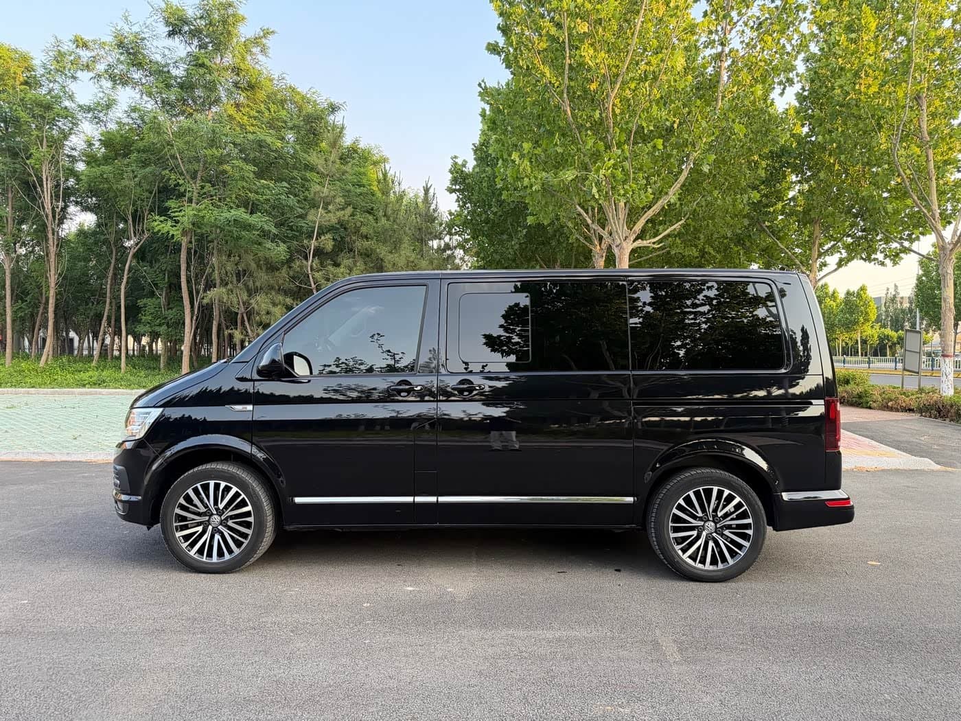 2019 Volkswagen Multivan Black, 11,000 km, China export – photo 4