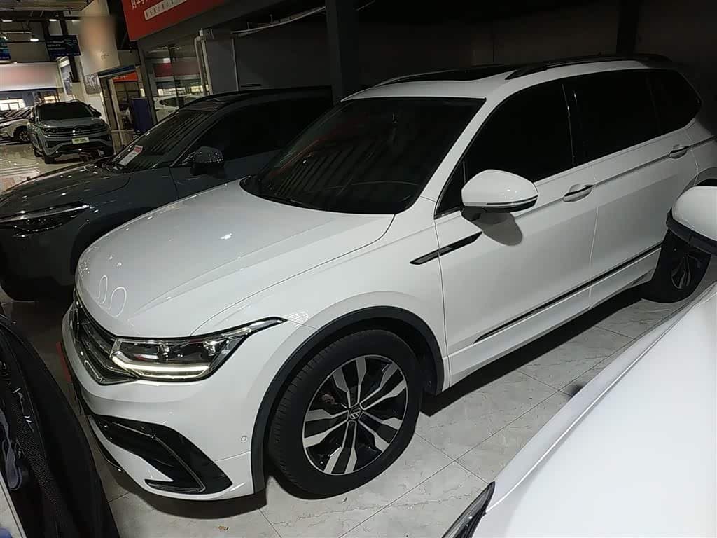 2021 Volkswagen Tiguan L White, 45,300 km, China export – photo 2