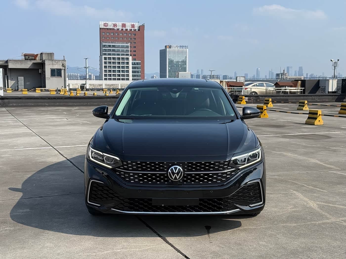 2021 Volkswagen Passat Black, 90,000 km, China export – photo 2