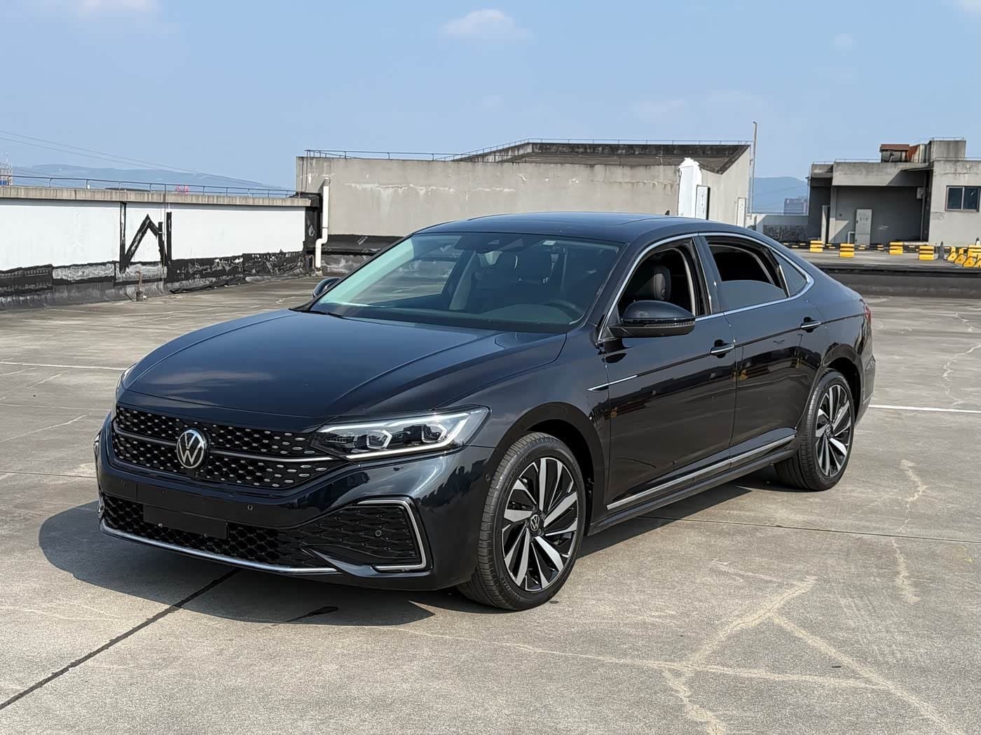 2021 Volkswagen Passat Black, 90,000 km, China export – photo 1