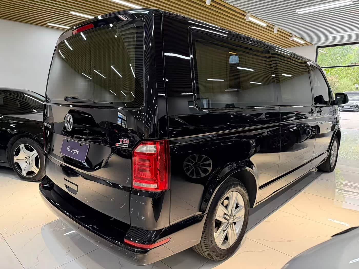 2017 Volkswagen Caravelle Black, 70,000 km, China export – photo 3