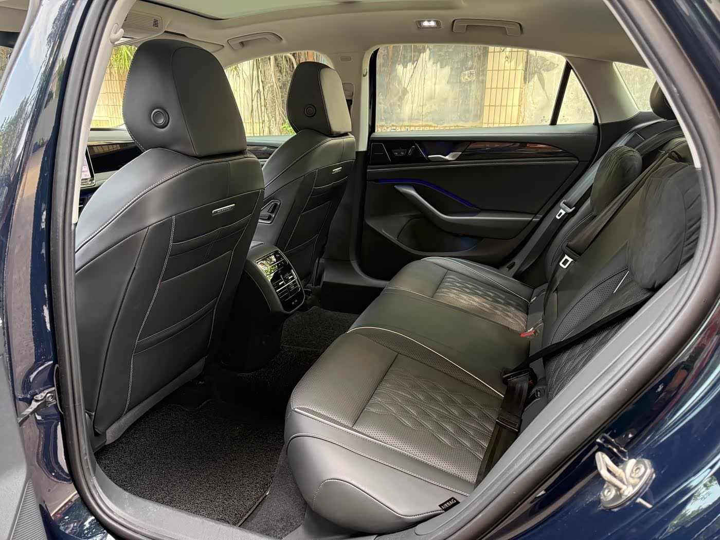 2024 Volkswagen Magotan Blue, 7,000 km, China export – photo 5