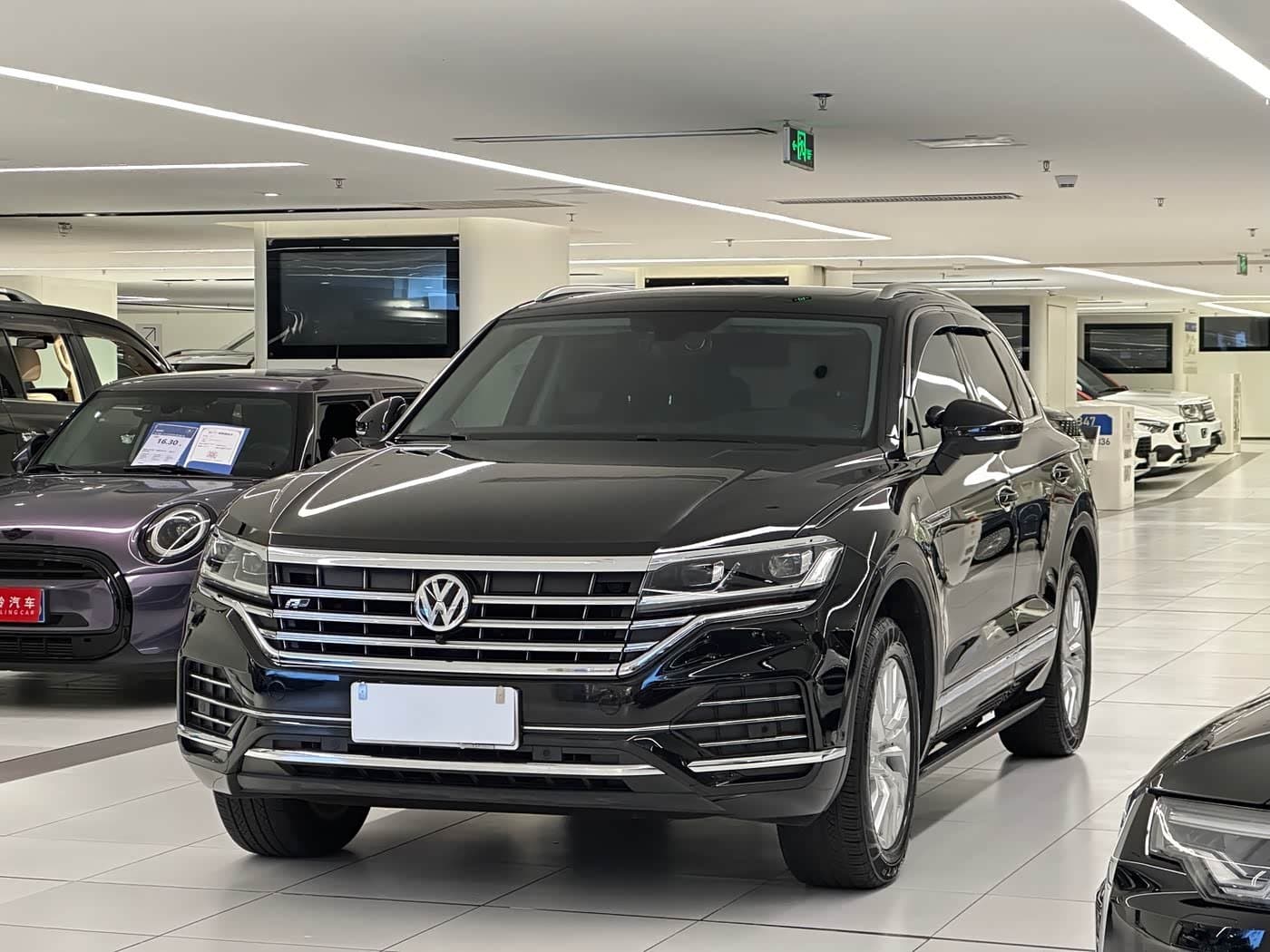 2019 Volkswagen Touareg Black, 70,000 km, China export – photo 1
