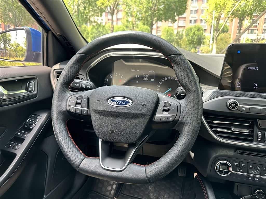 2019 Ford Focus Blue, 38,800 km, China export – photo 3