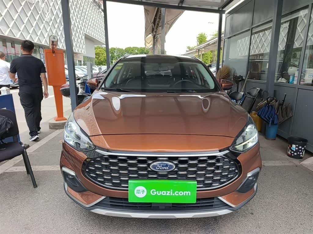 2020 Ford Focus Champagne, 22,700 km, China export – photo 3