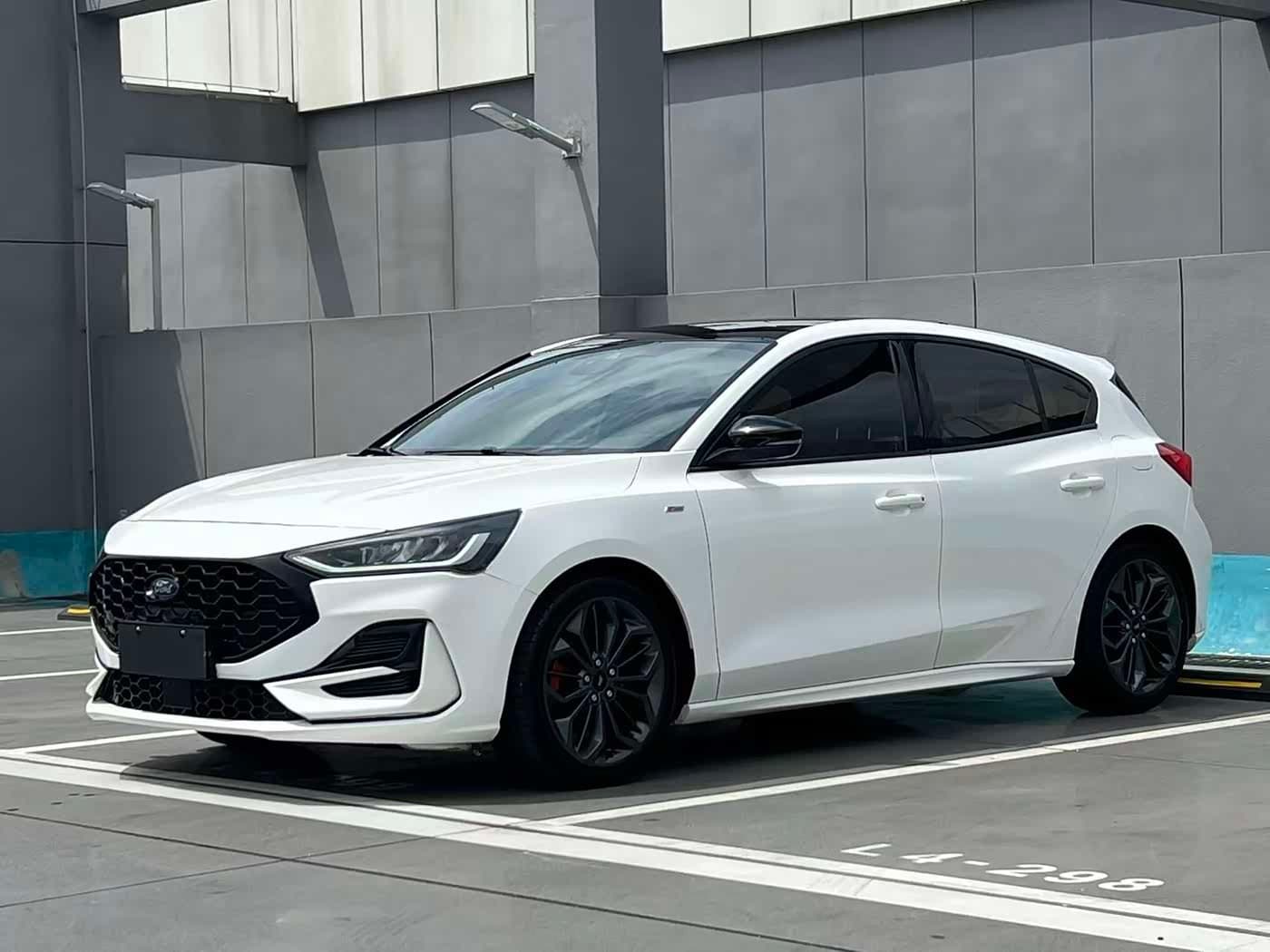 2022 Ford Focus White, 36,000 km, China export – photo 1