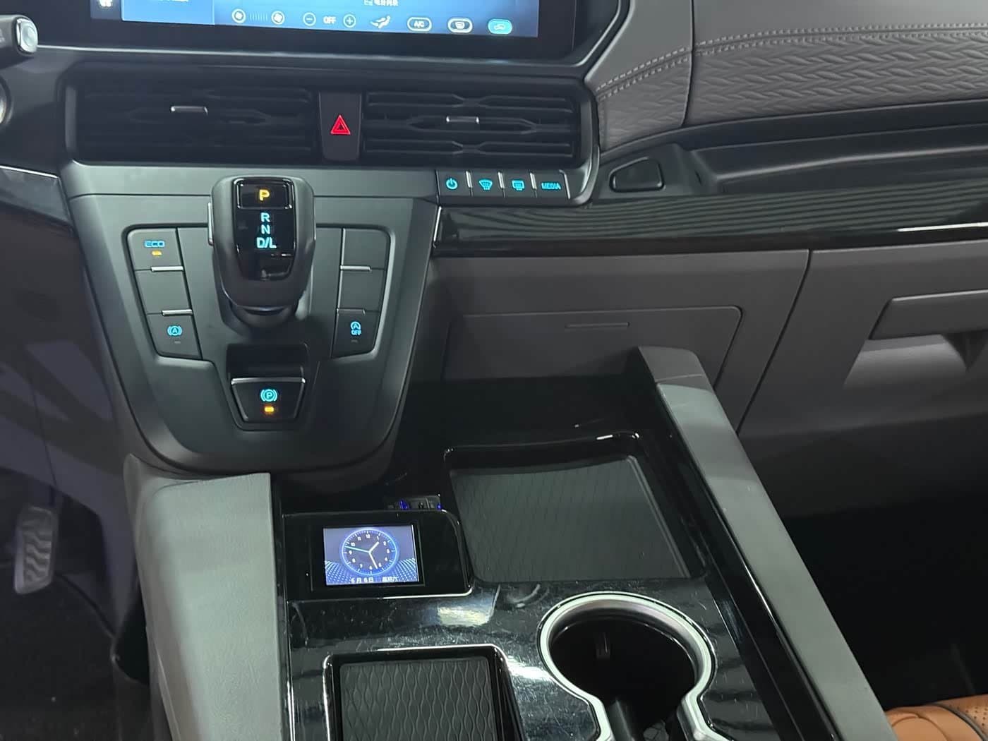 2024 Ford Tourneo Black, 9,000 km, China export – photo 6