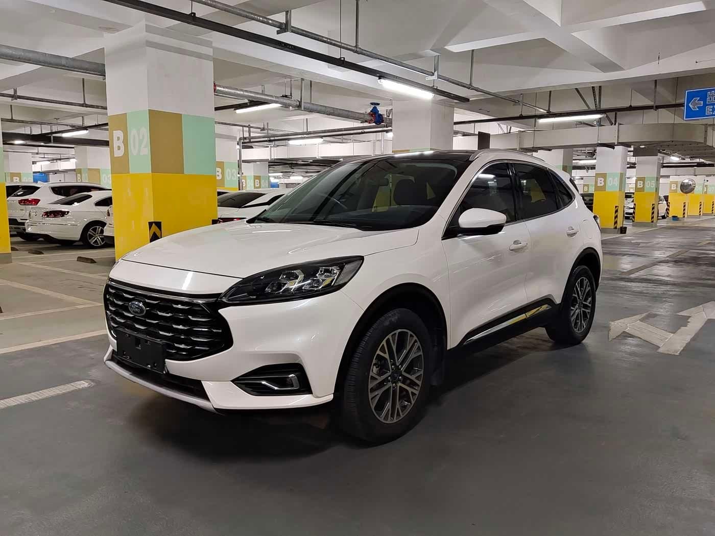 2020 Ford Escape White, 30,000 km, China export – photo 1