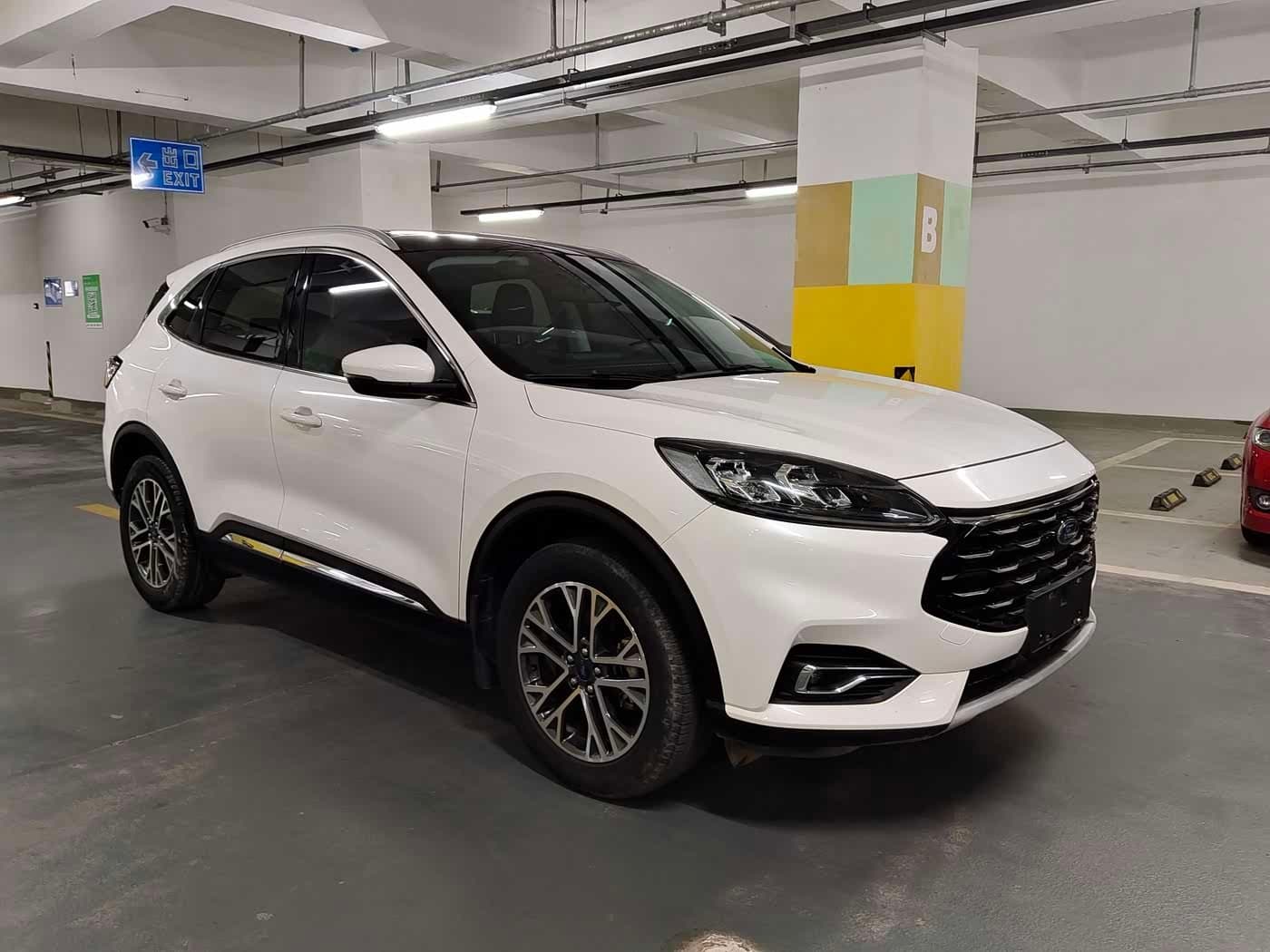 2020 Ford Escape White, 30,000 km, China export – photo 3