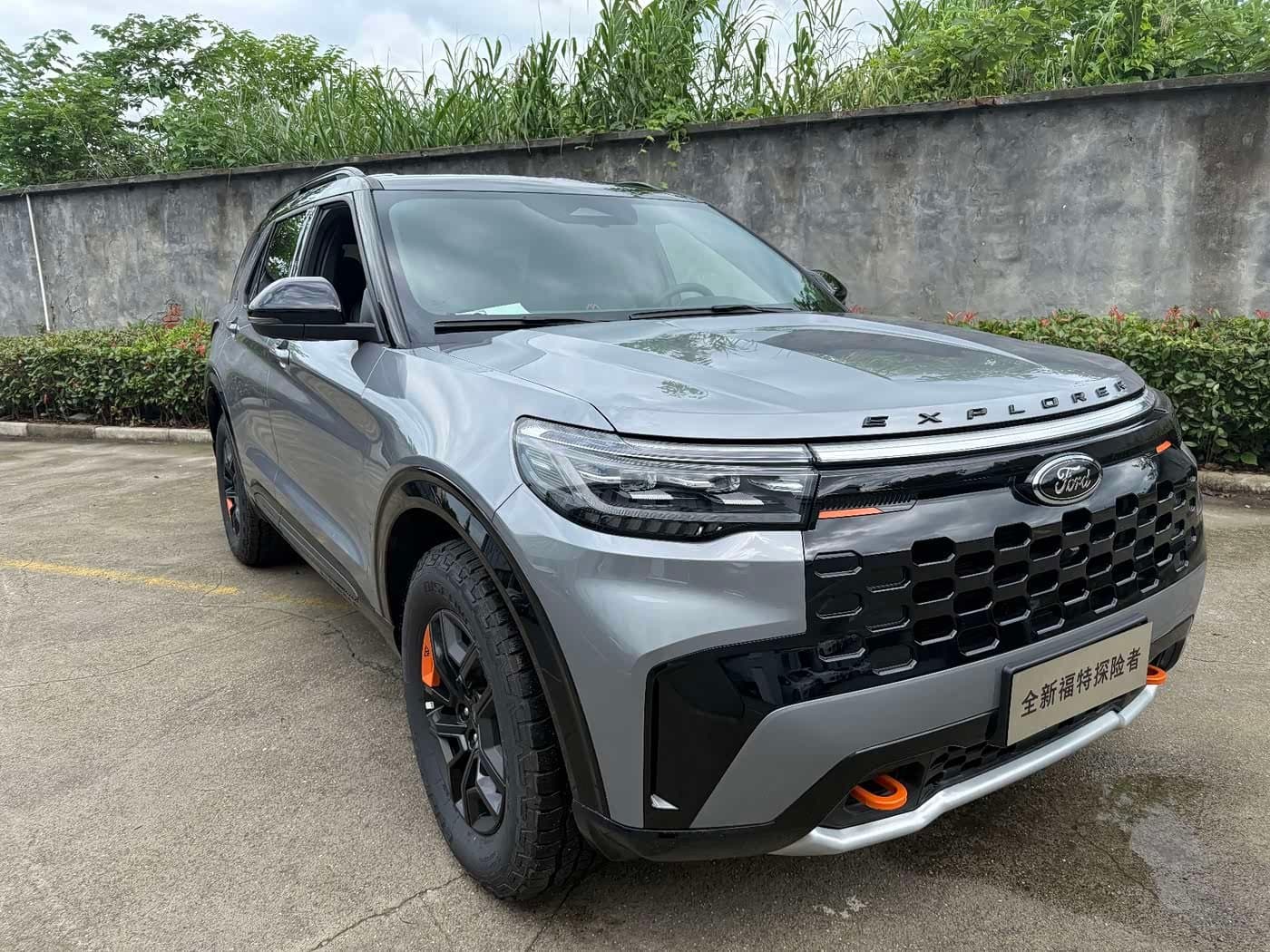 2025 Ford Explorer 银灰色, 10 km, China export – photo 2