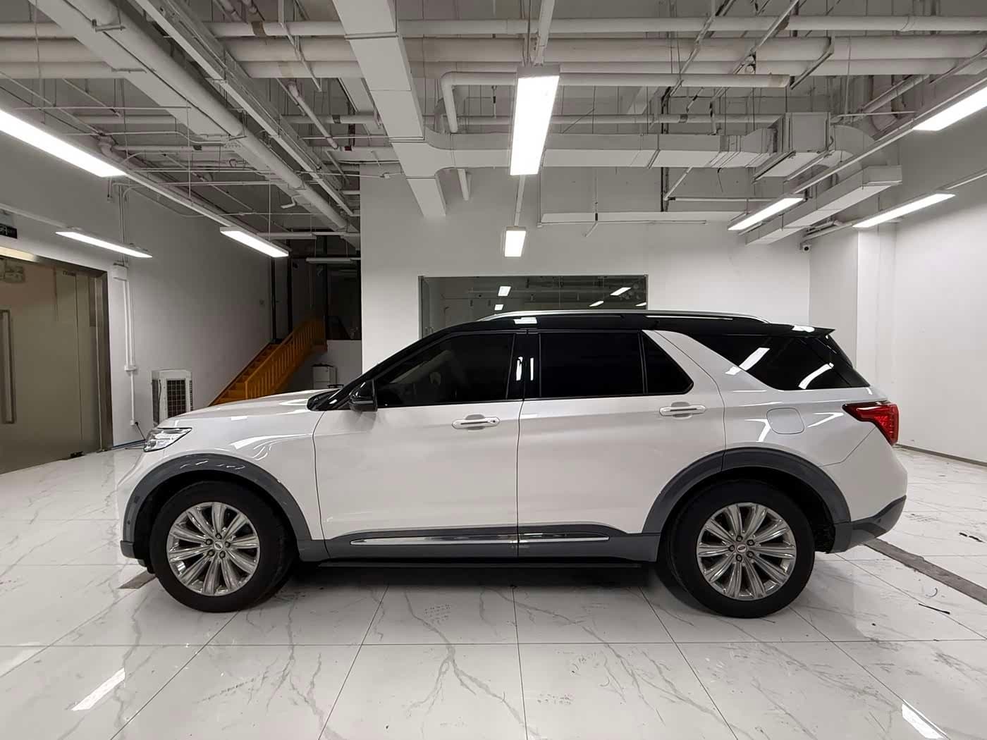 2020 Ford Explorer White, 108,000 km, China export – photo 3