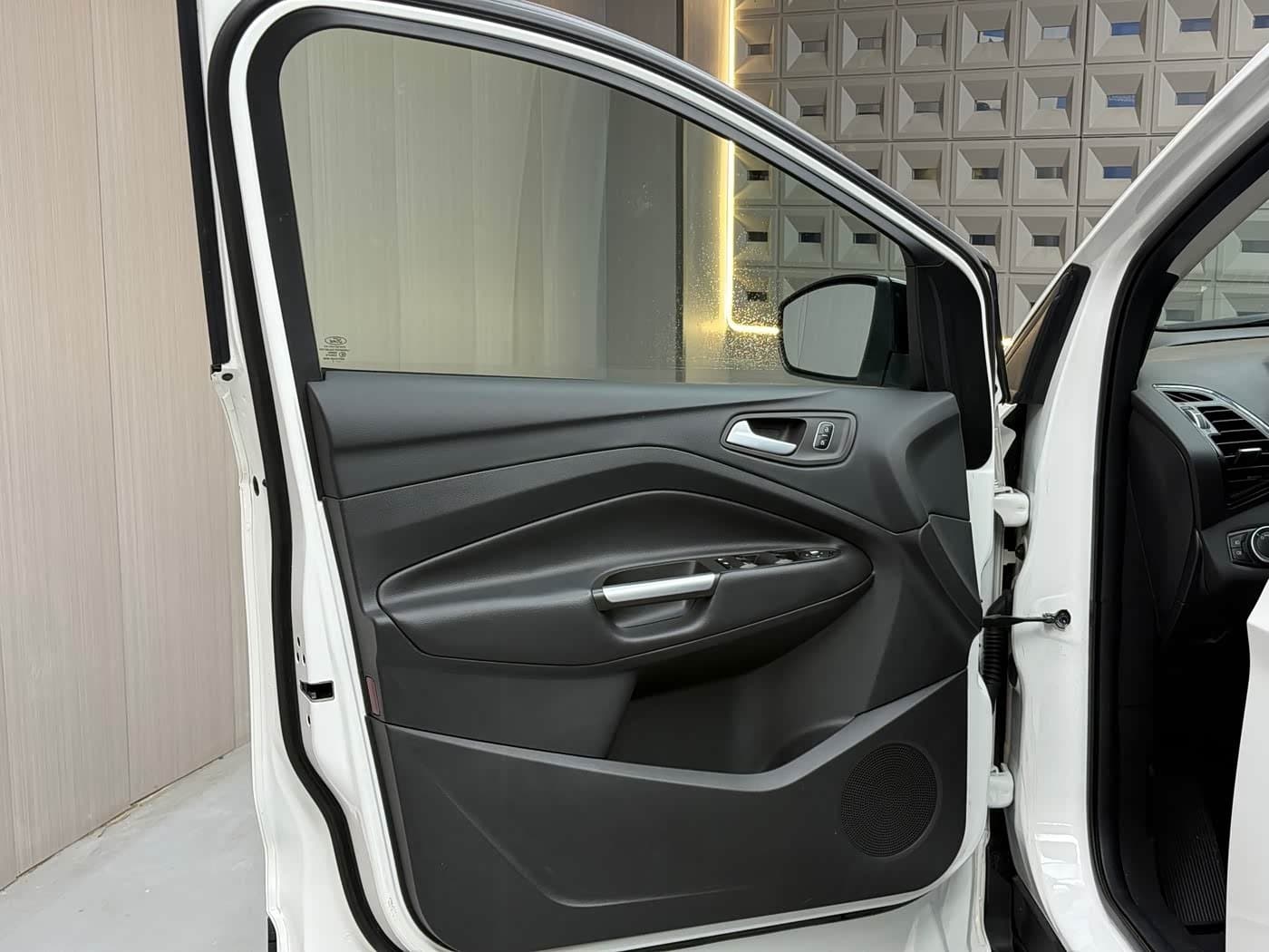 2017 Ford Kuga White, 66,000 km, China export – photo 2