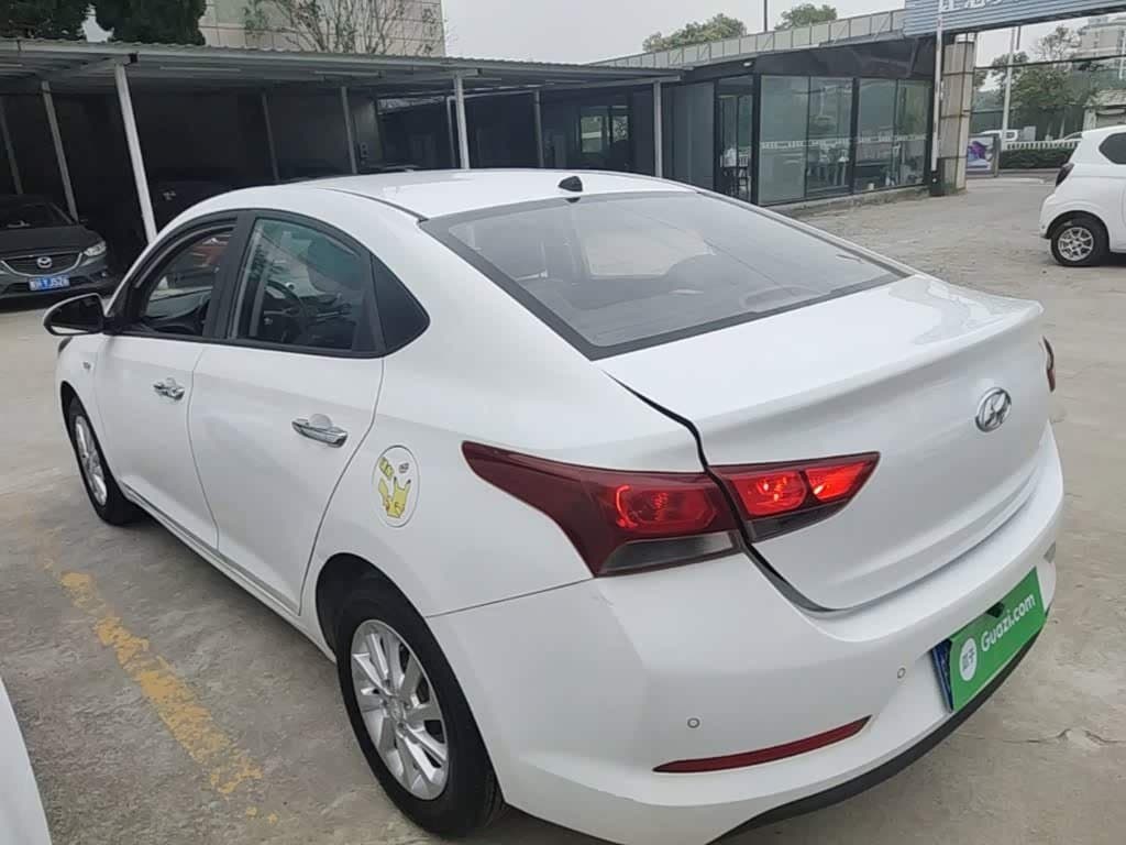 2016 Hyundai Verna White, 76,900 km, China export – photo 5