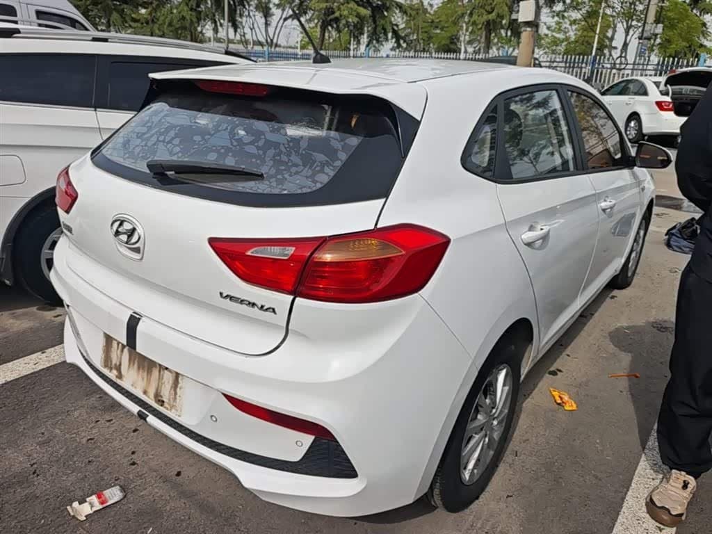2017 Hyundai Verna RV White, 68,700 km, China export – photo 5