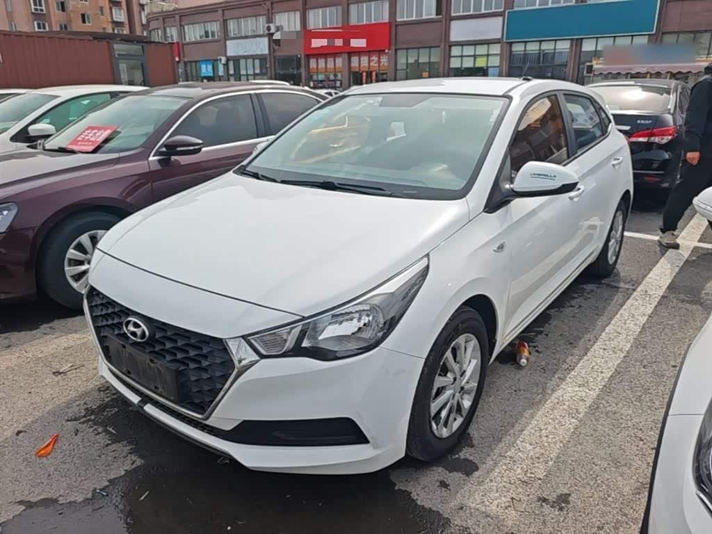 2017 Hyundai Verna RV White, 68,700 km, China export – photo 1
