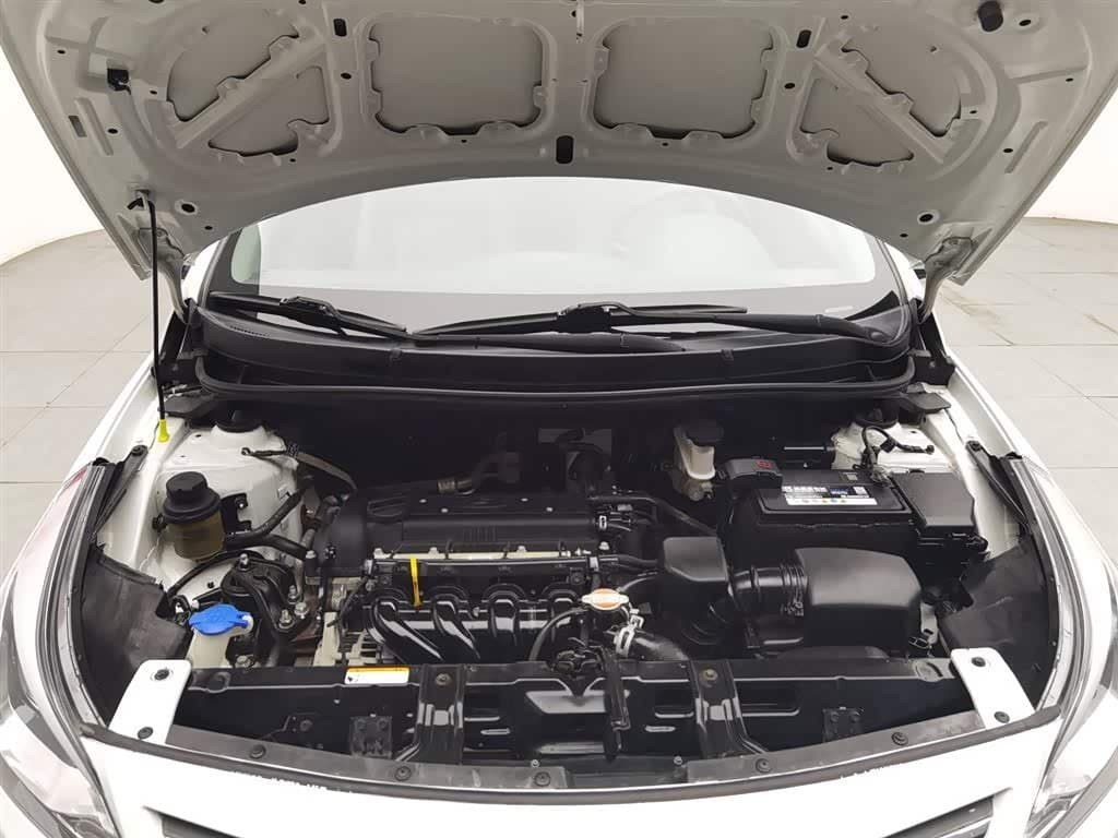 2014 Hyundai Verna White, 30,400 km, China export – photo 6