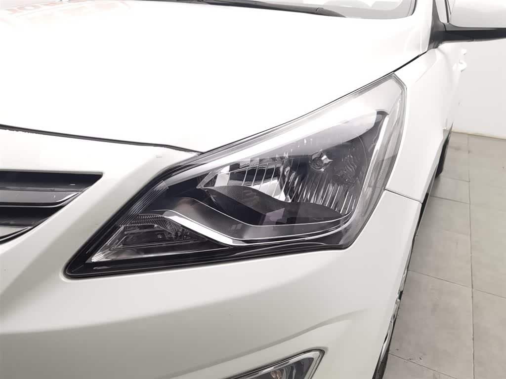 2014 Hyundai Verna White, 30,400 km, China export – photo 7