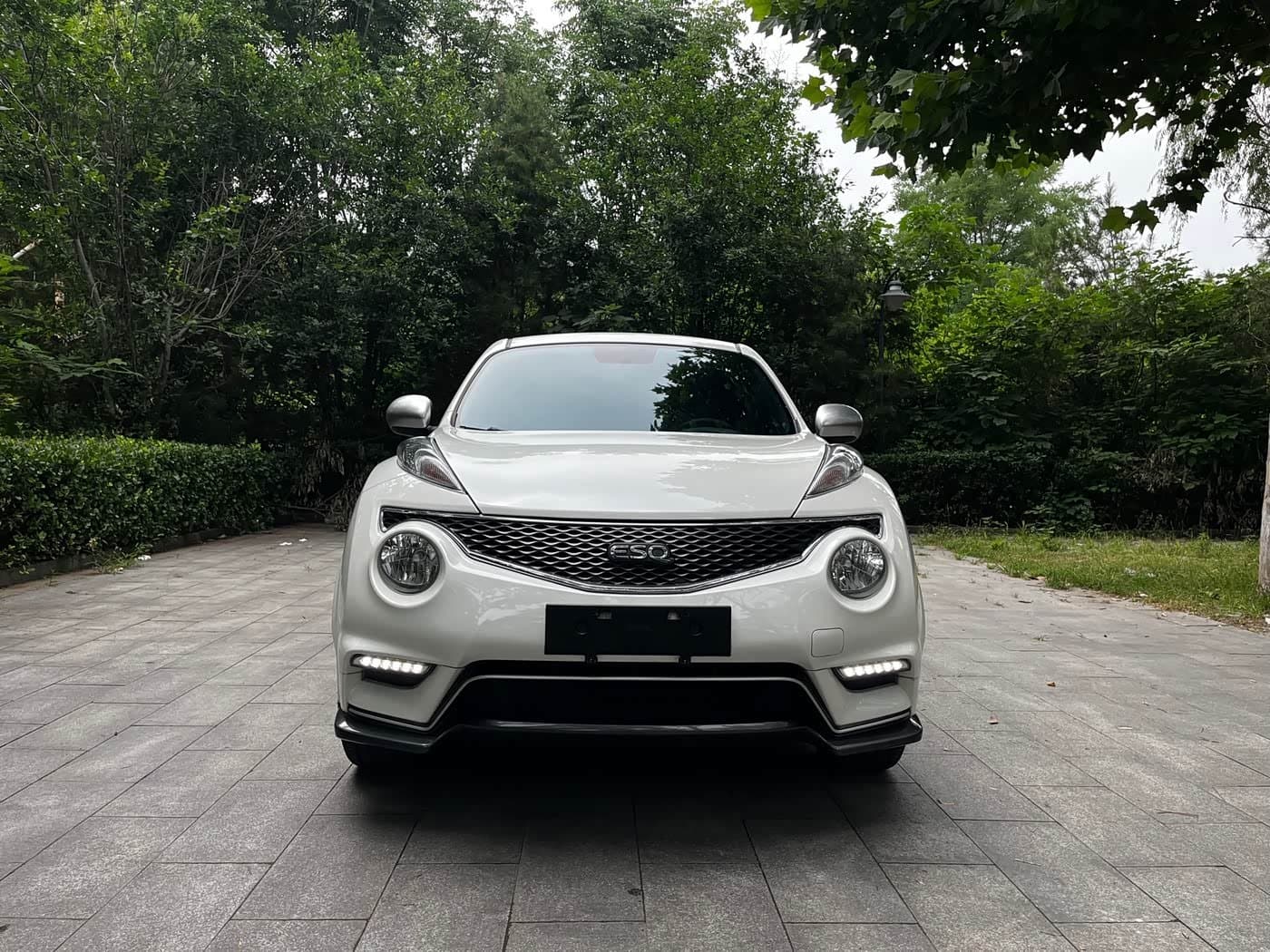 2014 Infiniti ESQ White, 30,000 km, China export – photo 2