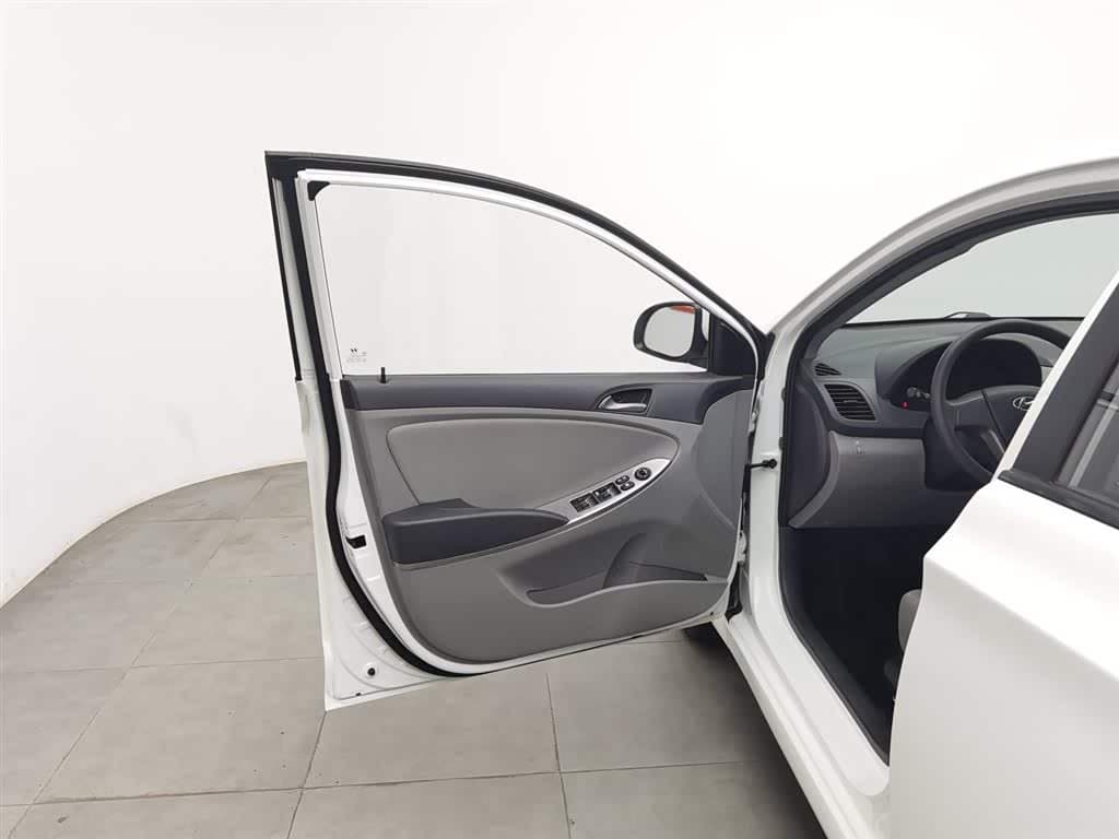 2014 Hyundai Verna White, 30,400 km, China export – photo 8