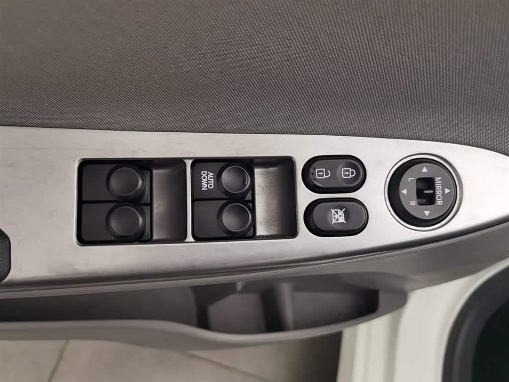 2014 Hyundai Verna White, 30,400 km, China export – photo 9