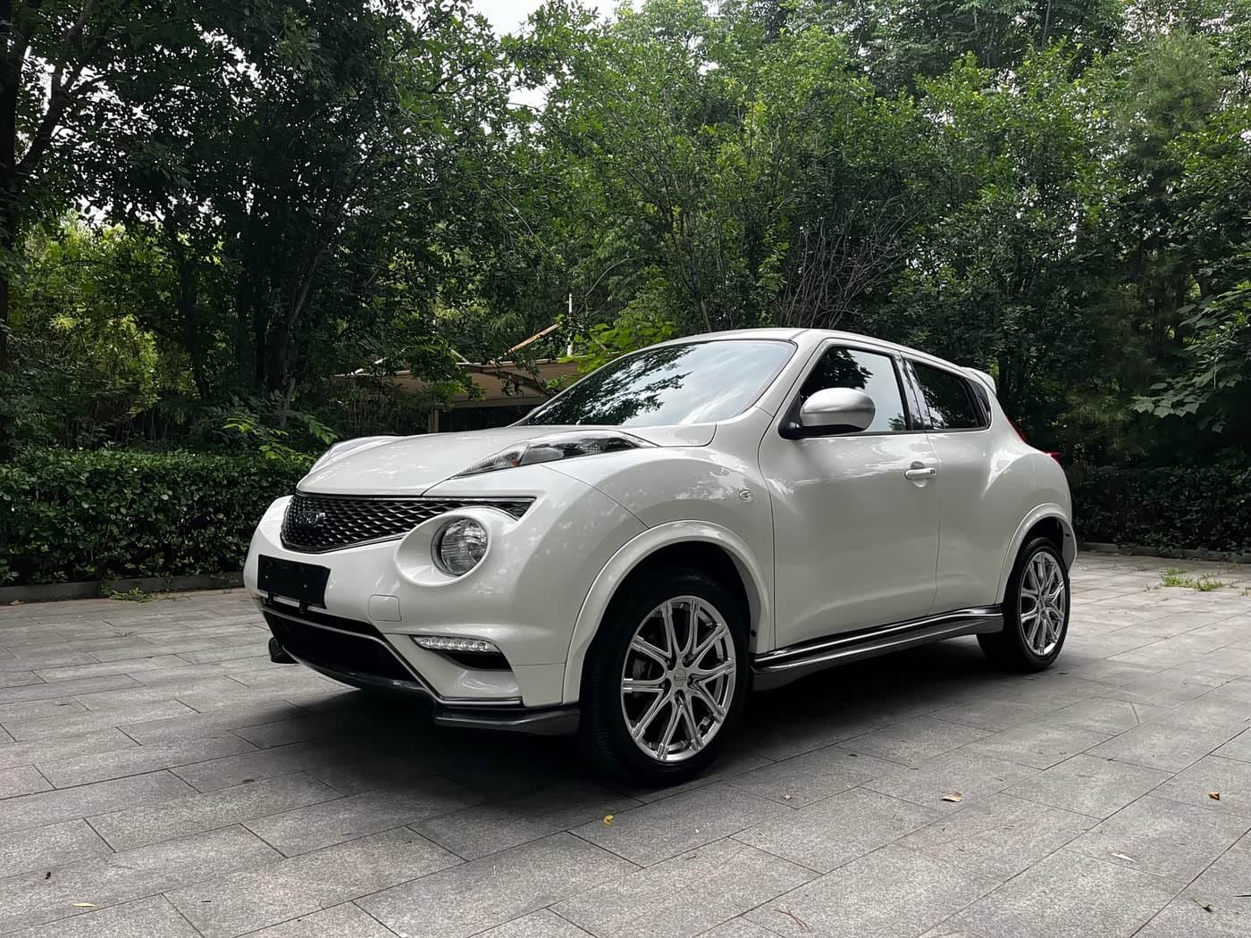 2014 Infiniti ESQ White, 30,000 km, China export – photo 1