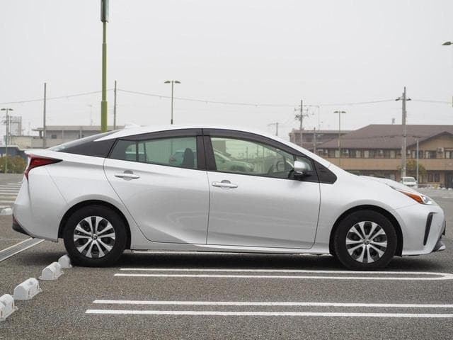 2021 Toyota PRIUS Silver, 79,732 km, Japan export – photo 9