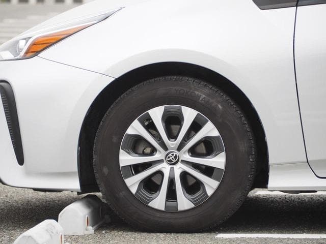 2021 Toyota PRIUS Silver, 79,732 km, Japan export – photo 13
