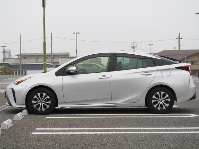 2021 Toyota PRIUS Silver, 79,732 km, Japan export – photo 12