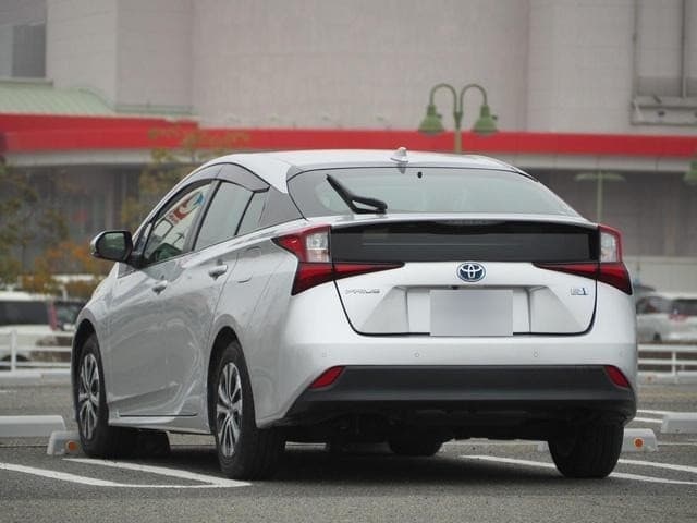 2021 Toyota PRIUS Silver, 79,732 km, Japan export – photo 17
