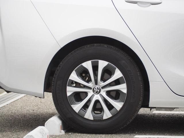 2021 Toyota PRIUS Silver, 79,732 km, Japan export – photo 10