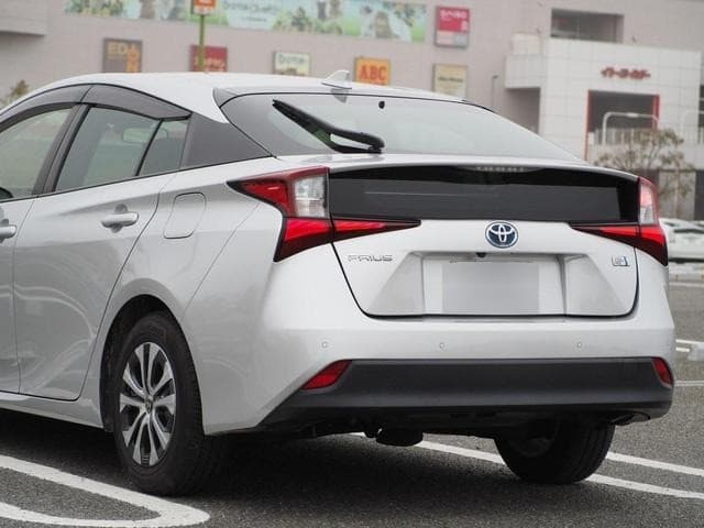2021 Toyota PRIUS Silver, 79,732 km, Japan export – photo 18