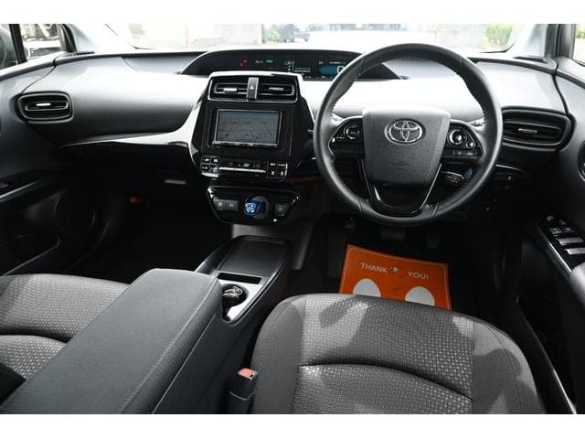 2021 Toyota PRIUS White, 77,000 km, Japan export – photo 6