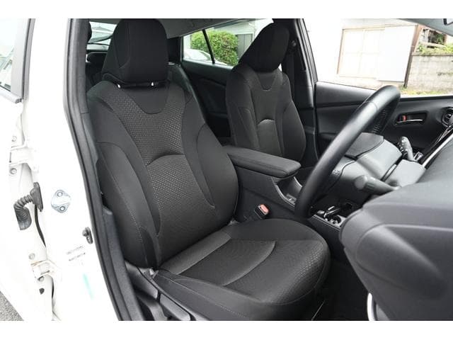 2021 Toyota PRIUS White, 77,000 km, Japan export – photo 7