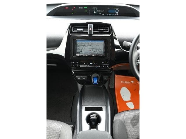 2021 Toyota PRIUS White, 77,000 km, Japan export – photo 10