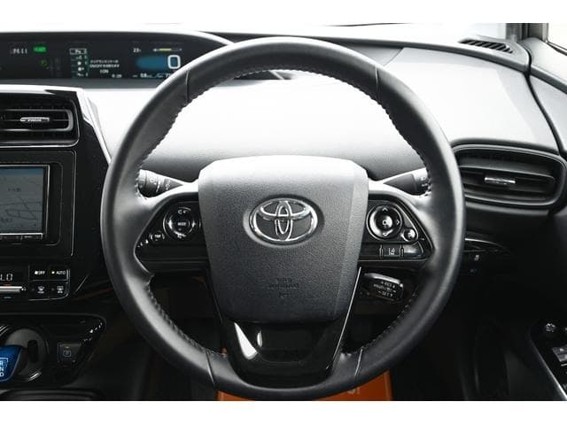 2021 Toyota PRIUS White, 77,000 km, Japan export – photo 8