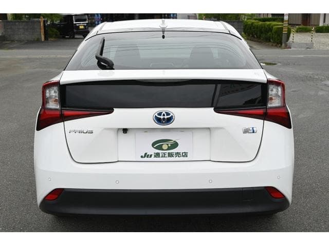 2021 Toyota PRIUS White, 77,000 km, Japan export – photo 3