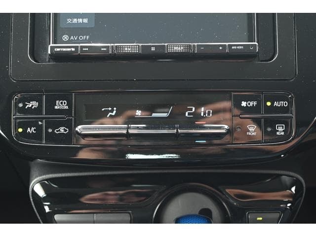 2021 Toyota PRIUS White, 77,000 km, Japan export – photo 14