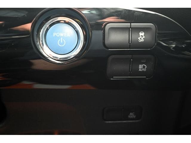2021 Toyota PRIUS White, 77,000 km, Japan export – photo 16