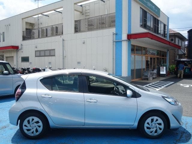 2021 Toyota AQUA Silver, 61,930 km, Japan export – photo 4