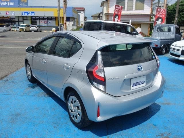 2021 Toyota AQUA Silver, 61,930 km, Japan export – photo 8