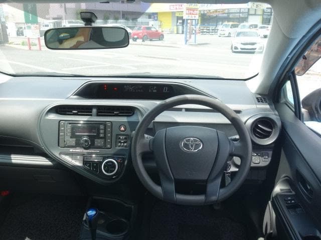 2021 Toyota AQUA Silver, 61,930 km, Japan export – photo 10